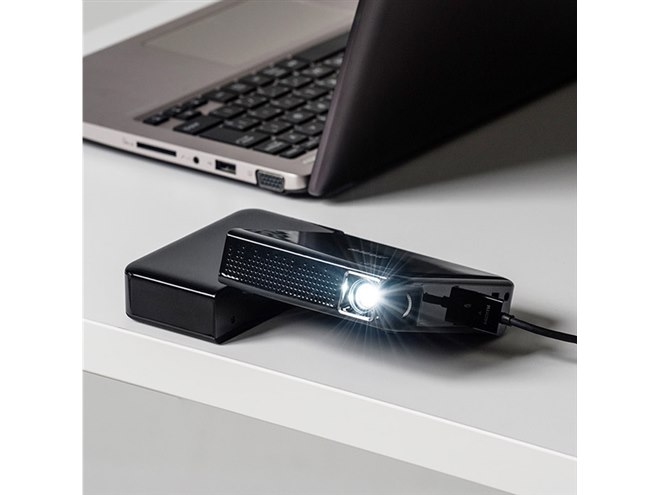 サンワ、三脚なしで投影角度を変えられるモバイルプロジェクター