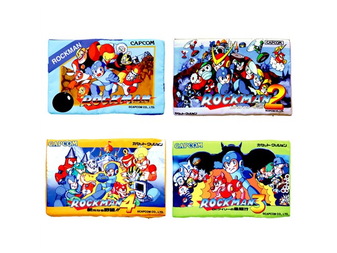 ロックマン3 ゲームソフト クッション パッケージ カセット レア ロックマン」ゲームソフトのパッケージを再現したクッション発売