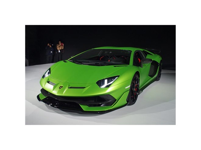 ランボルギーニが「アヴェンタドールSVJ」を日本初披露 - 価格.com