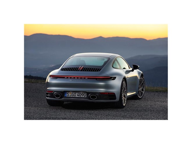 LAショー2018】ポルシェが8代目となる新型「911」を世界初公開 - 価格.com