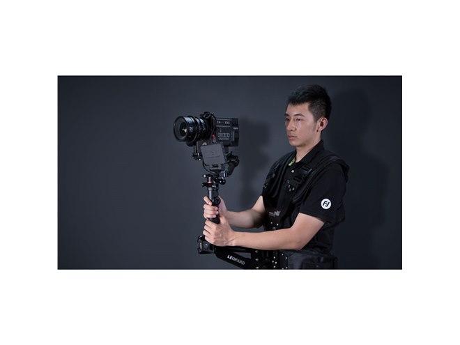 FeiyuTech、大型一眼レフ対応のハンドジンバル「AK4000/AK2000