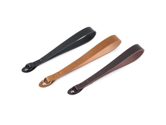 見た目の美しさも意識した”伊バケッタレザー使用のハンドストラップが