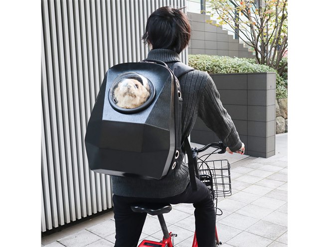 ワンちゃんやネコちゃんに“外の世界を見せてあげられる”バックパック型