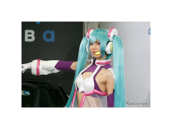 コスプレイヤーえなこ、シースルー初音ミク衣装でホンダ S660とコラボ