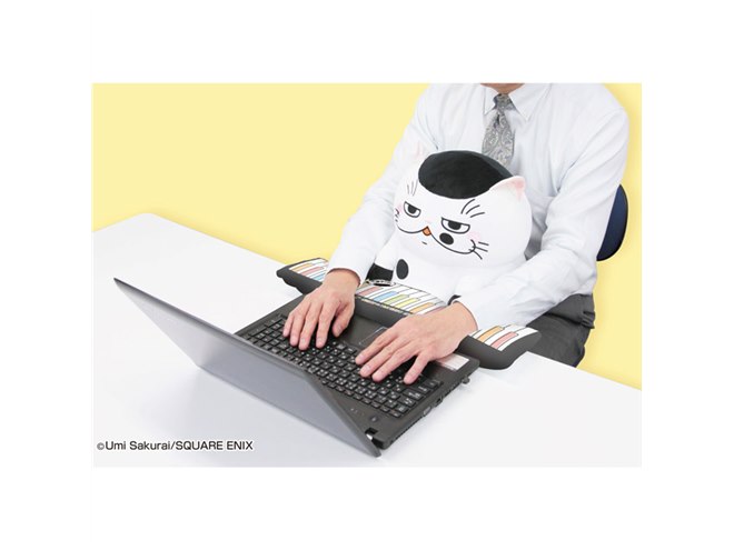 バンダイ、「おじさまと猫」ふくまるのぬいぐるみ型PCクッション