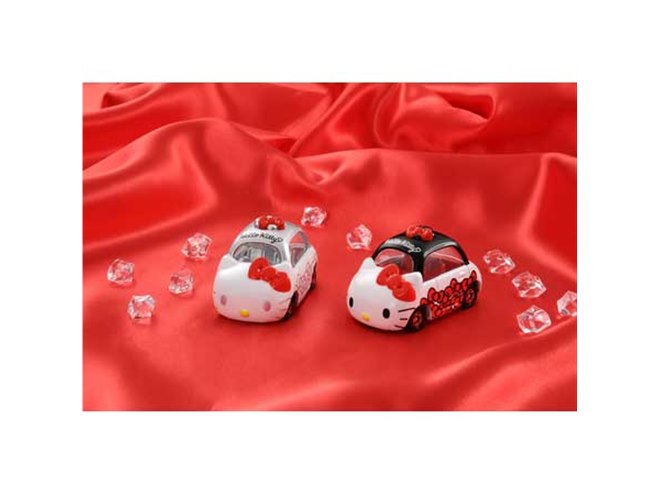 ハローキティ誕生45周年、赤いリボンの「トミカ」を3月11日予約開始