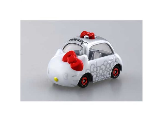 ハローキティ誕生45周年、赤いリボンの「トミカ」を3月11日予約開始