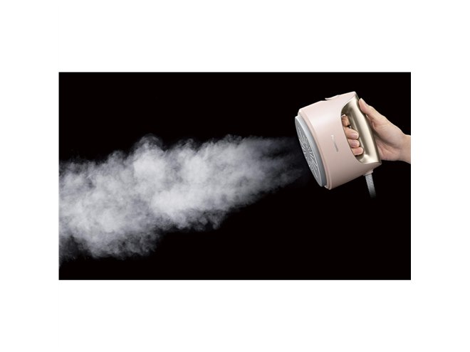 パナソニック、約8分の連続スチームが可能な衣類スチーマー「NI-FS750