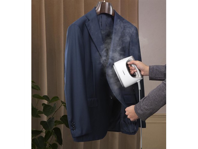 パナソニック、約8分の連続スチームが可能な衣類スチーマー「NI-FS750