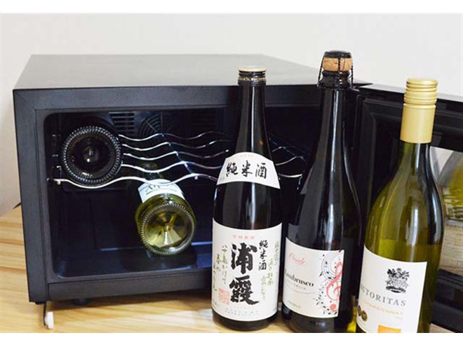 サンコー、タッチパネル操作で温度調整できる「8本収納横置きワイン