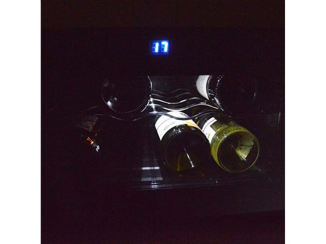 サンコー、タッチパネル操作で温度調整できる「8本収納横置きワイン