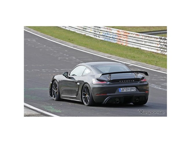 ドアとウィングに天然繊維複合材…ポルシェ ケイマンGT4 新型、ニュルで