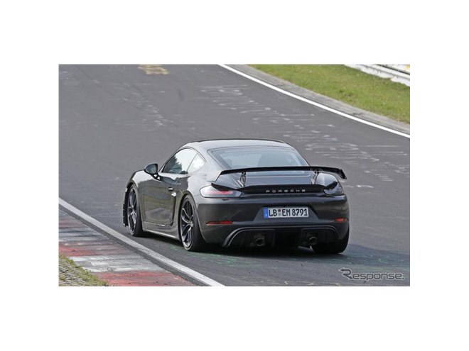 ドアとウィングに天然繊維複合材…ポルシェ ケイマンGT4 新型、ニュルで