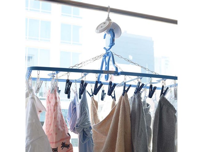 サンコー、充電式の360度回転ハンガー「部屋干しくるくるカラりん