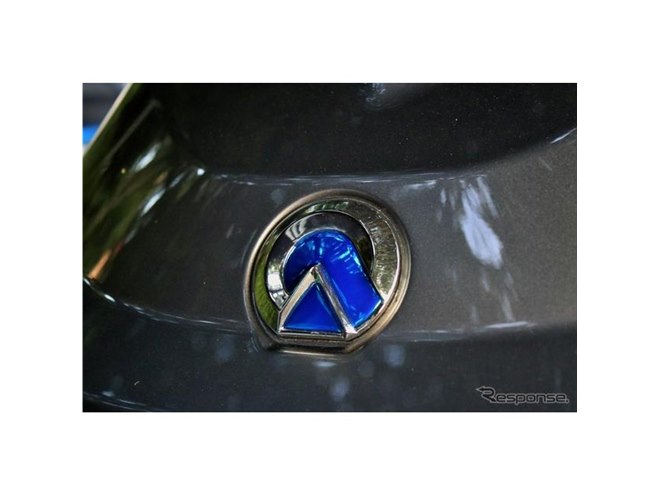 屋根付きの2輪EV「AD-4」が世界初公開、伊デザイン・日クオリティを