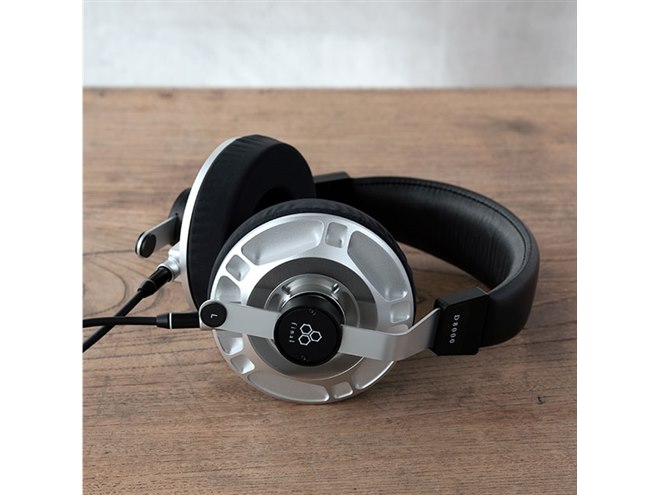 final、プロ向けのチューニングを施した平面磁界型ヘッドホン「D8000