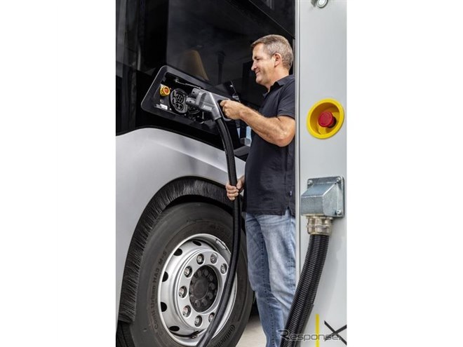 メルセデスベンツの新型EVバス、パンタグラフやルーフレールから