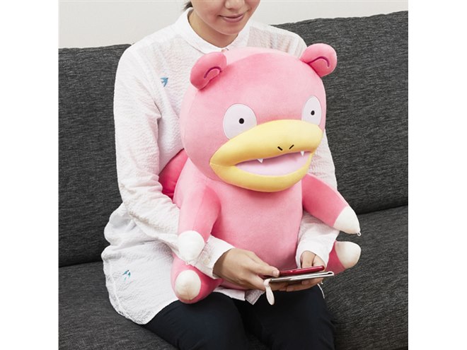 バンダイ、「ポケモン」ヤドンのぬいぐるみ型PCクッション