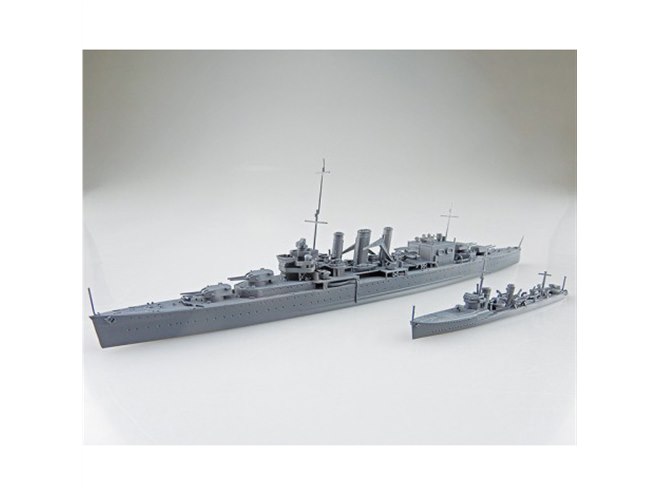 イギリス海軍の重巡洋艦「コーンウォール」1/700模型、S級駆逐艦付き