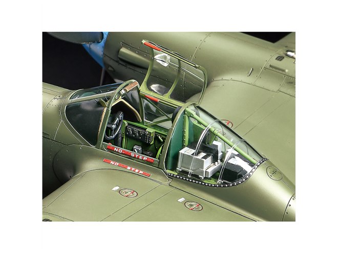 ロッキードP-38」1/48模型、F型/G型の開閉選択式 - 価格.com
