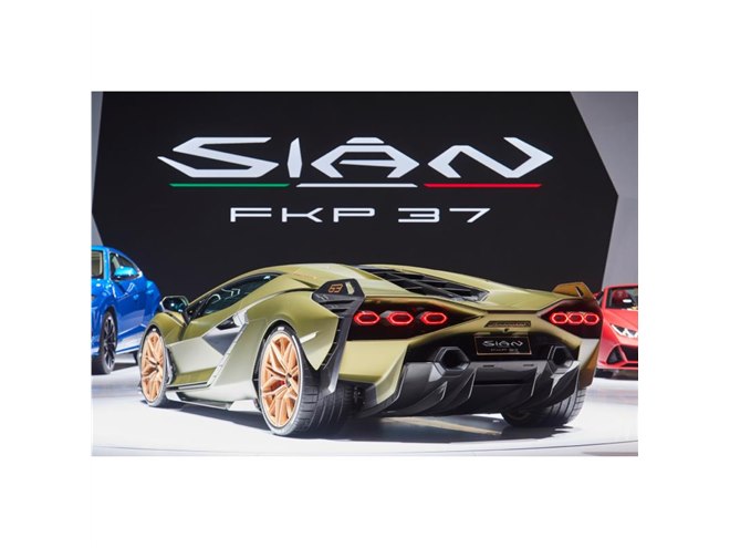 ランボルギーニが「シアンFKP 37」を世界初公開 故ピエヒ氏への敬意を