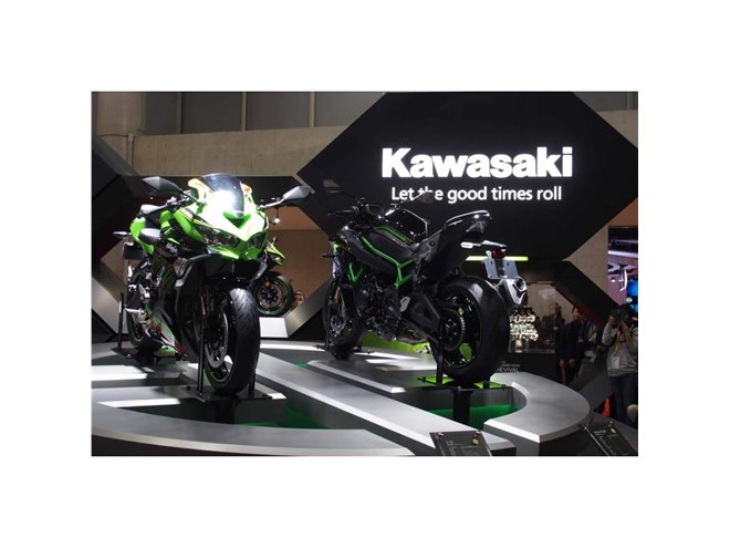 カワサキが3モデルを同時に世界初披露 「W800」「Z H2」「ニンジャZX