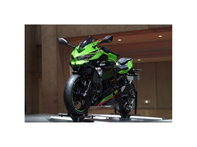 カワサキが3モデルを同時に世界初披露 「W800」「Z H2」「ニンジャZX