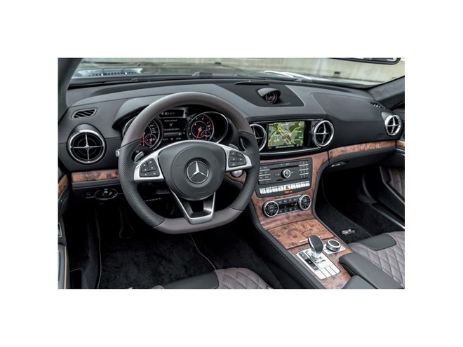 AMG SL65」の装備を取り入れた特別仕様車「メルセデス・ベンツSL400