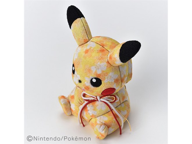 ピカチュウ」の江戸木目込み人形、黄色いボディを和人形衣裳で表現