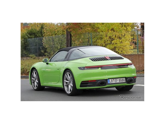 紅葉に映えるグリーンのボディ…ポルシェ 911タルガ 新型、デビュー直前