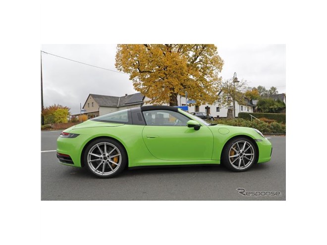 紅葉に映えるグリーンのボディ…ポルシェ 911タルガ 新型、デビュー直前