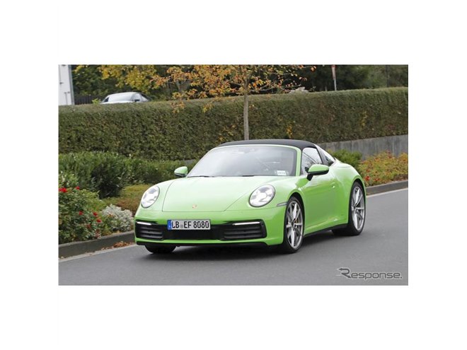 紅葉に映えるグリーンのボディ…ポルシェ 911タルガ 新型、デビュー直前