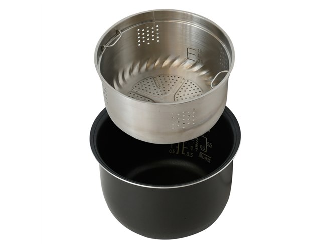 YAMAZEN、穴あき内釜が付属するマイコン炊飯器「YJF-M30CC