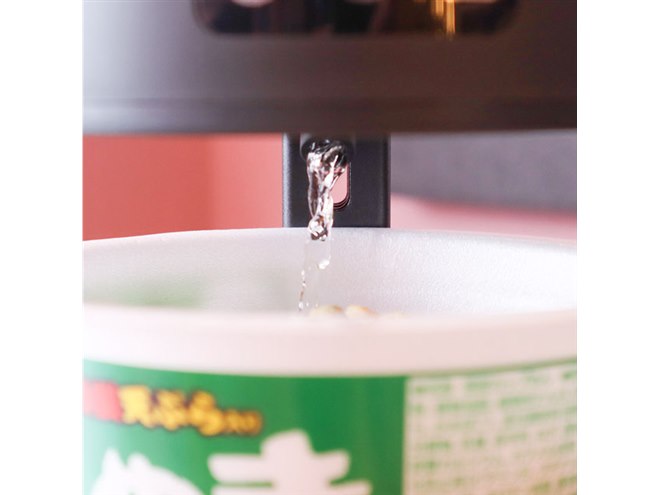 カップ麺メーカー「まかせ亭」が発売、湯沸かしからタイマーまで全自動