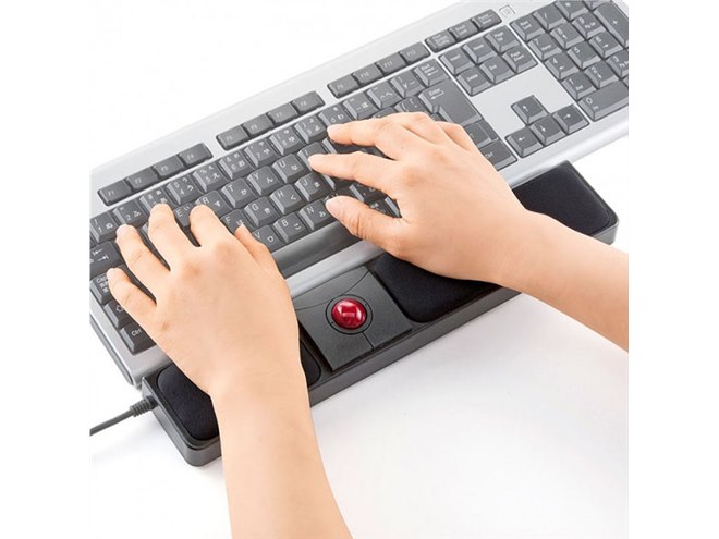 トラックボール付きリストレストが発売、親指を使ってPCを操作 - 価格.com