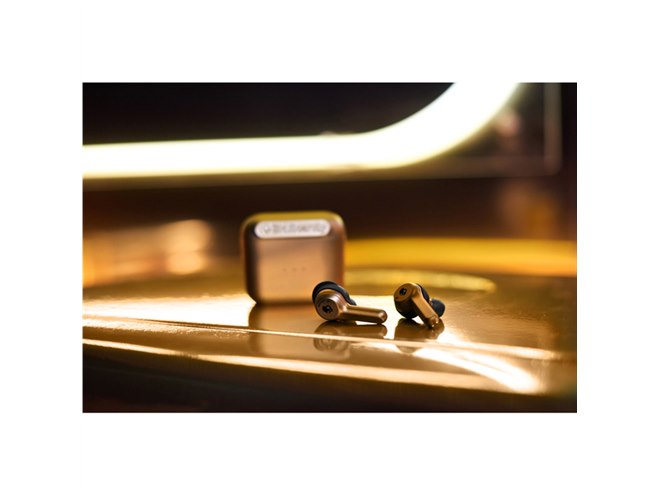 Skullcandy、“12 MOODS”キャンペーンより12月モデル「DOPE Gold 