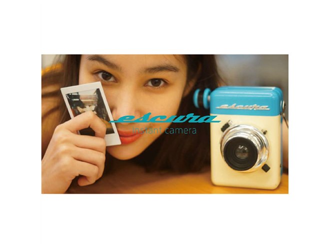 手動式で電源不要、60年代ビンテージ風インスタントカメラ「Escura