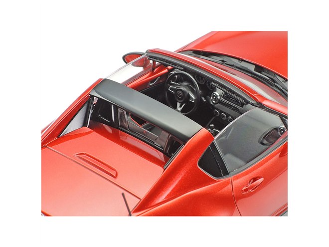 タミヤ、右ハンドル/左ハンドル選択式の「1/24 マツダ ロードスター RF