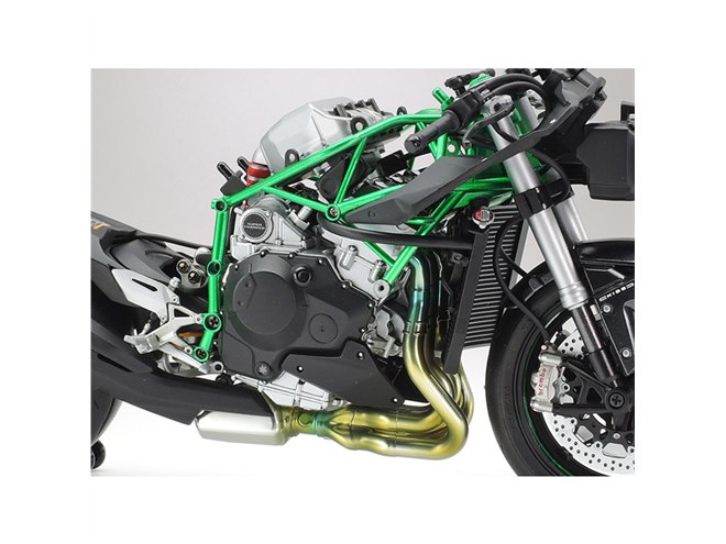 Ninja H2 CARBON」2018年型の1/12プラモ、水冷並列4気筒エンジンも再現