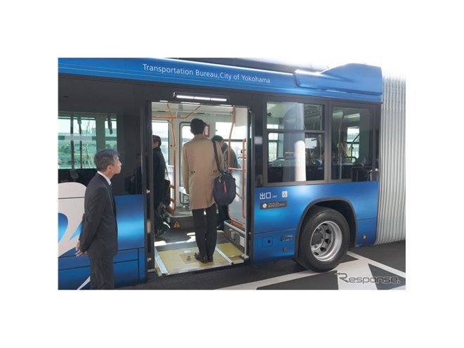 国産初のハイブリッド連節バス「BAYSIDE BLUE」が横浜でデビュー