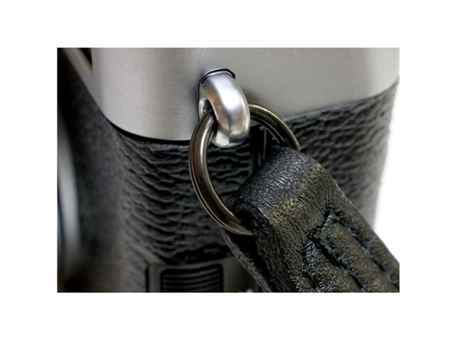 INDUSTRIA、二重カンまで“オールブラック”仕様のカメラネック