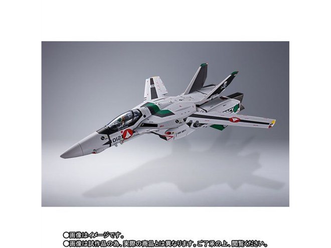 バンダイ、劇場版「VF-1A バルキリー（柿崎速雄機）」を1/48相当でモデル化 - 価格.com