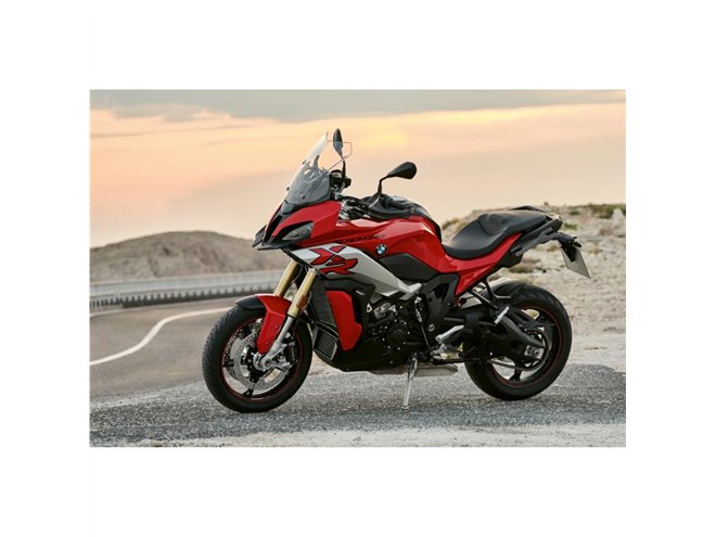 BMWから大型二輪モデル「S1000XR」登場 快適性とスポーティーな走りを