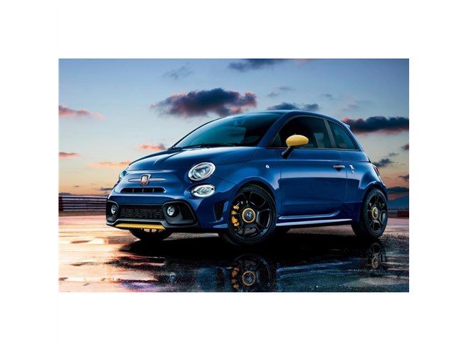 ブルーのボディーにイエローが映える「アバルト595／595C」の限定車