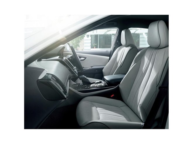 トヨタが「クラウン」を一部改良 デビュー65周年記念の特別仕様車も