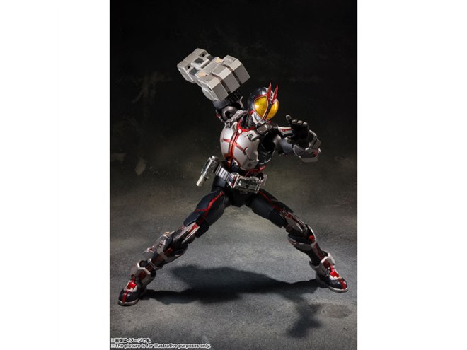 S.I.C.コロセウム」優勝記念、大型アタッシュケースを携えた「仮面