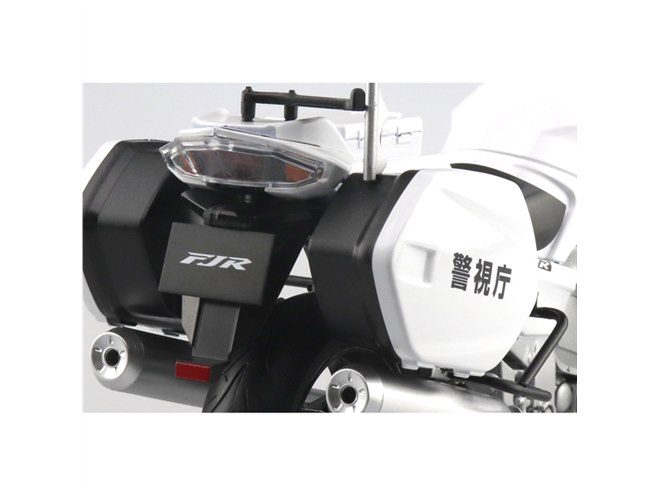 AOSHIMA、警視庁ロゴ入りサイドボックスを装備した「FJR1300P