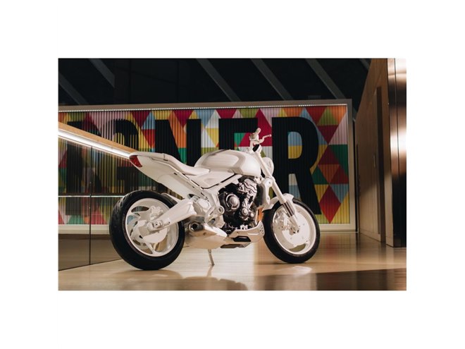 トライアンフが「トライデント」のプロトタイプを発表 3気筒エンジンの