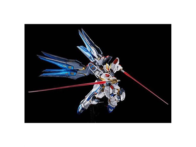 チタニウムフィニッシュの特別仕様ガンプラ「ストライク
