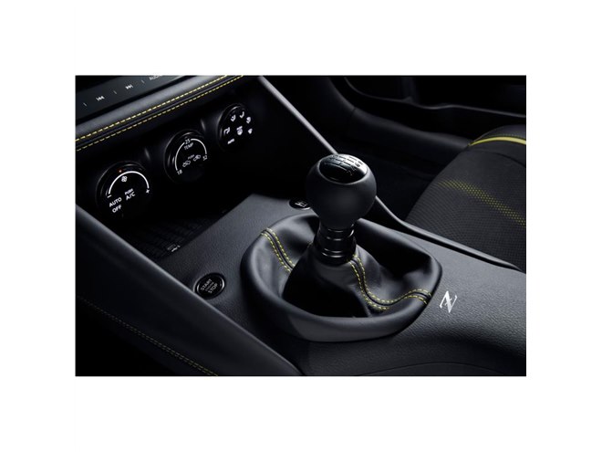 日産が「フェアレディZ プロトタイプ」を発表 伝統のロングノーズにV6